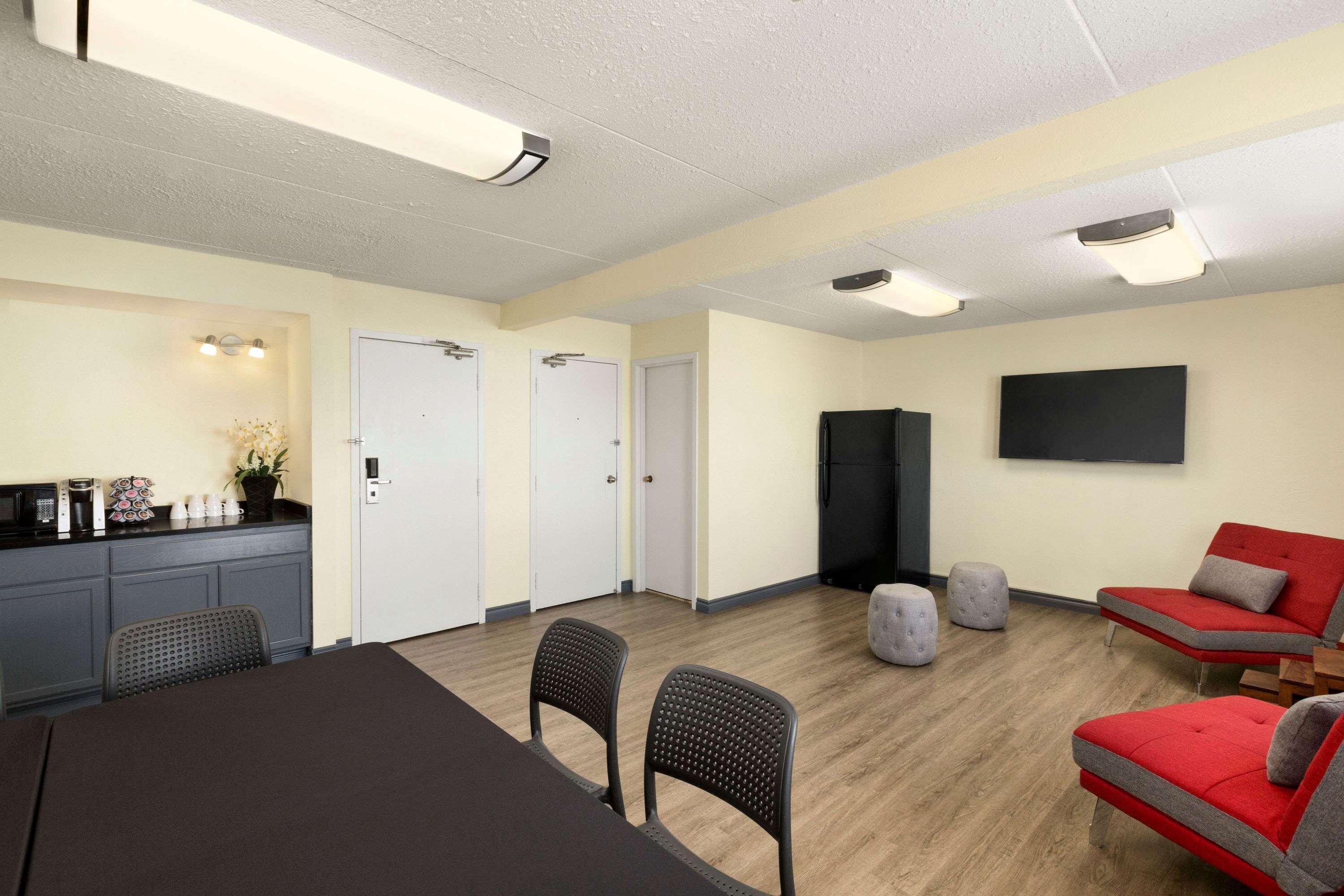 Travelodge By Wyndham Edmonton West Esterno foto